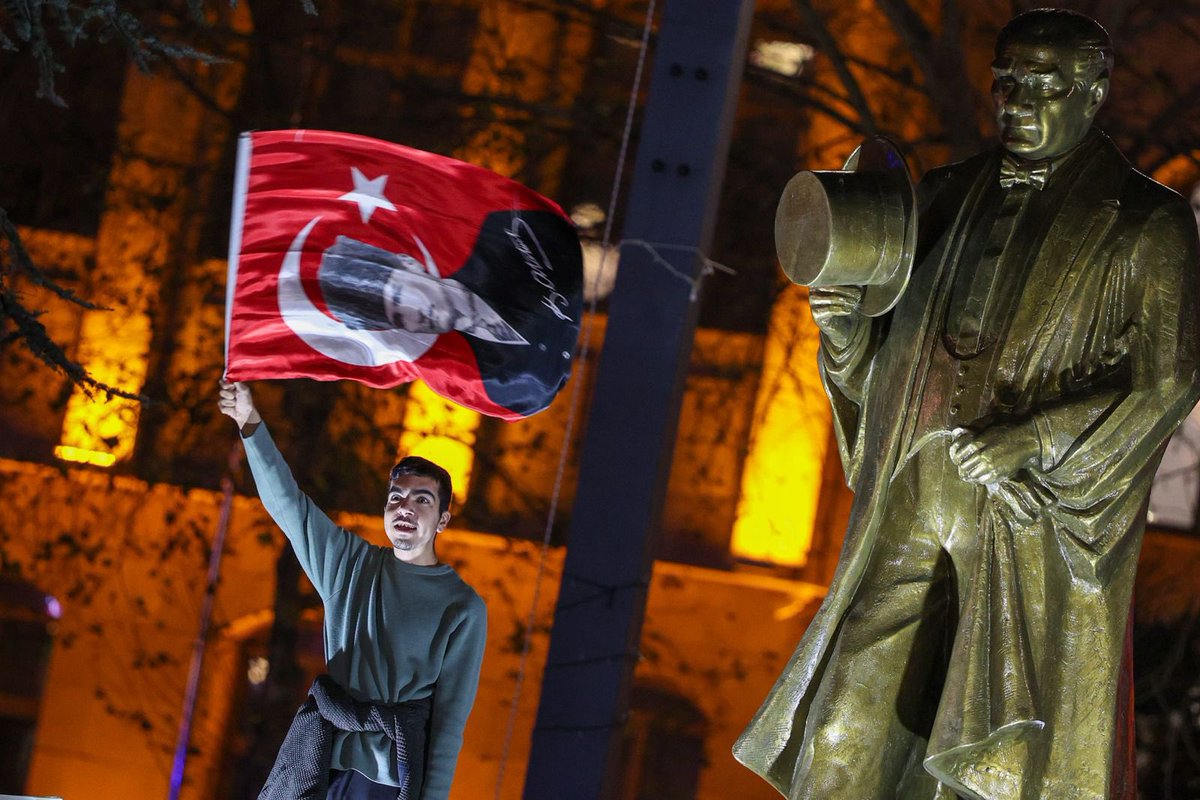 Biz kışın sıcak, yazın serin salonlarda değil milletin kalbinde siyaset yapıyoruz!

Umut millettedir. Umut meydanlarda büyür.

74. eylem için bu soğuk havada meydanı dolduran Çatalca halkına teşekkür ediyorum.

Müesses Nizam kaybedecek, millet kazanacak, Türkiye kazanacak!