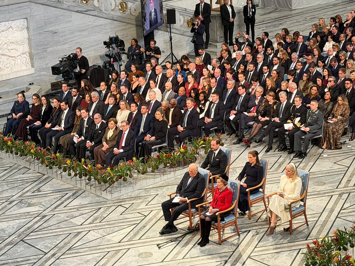 El Presidente Javier Milei, junto a Karina Milei, en la entrega del Premio Nobel de la Paz a María Corina Machado en Noruega.

Se trata de un reconocimiento a su inspiración con la que ilumina al mundo, peleando contra la narcodictadura de Venezuela y a su enorme lucha y valentía