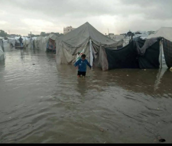 اشتدَّ البردُ يا الله
نرتجفُ مرّتين ونحن في بيوتنا
نرتجفُ مرَّةً من البرد
ونرتجفُ مرَّةً عليهم وهم في الخيام
اللهُمَّ ربَّ المطر والبرد والرّيح هوِّنها عليهم برحمتك 💔