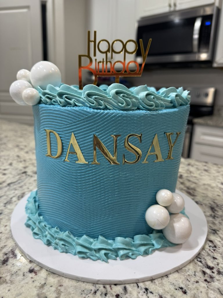 FavorGrace90's tweet image. Still your day My King ❤️👑. Check out that delicious yummy naija tasty cake😋😁