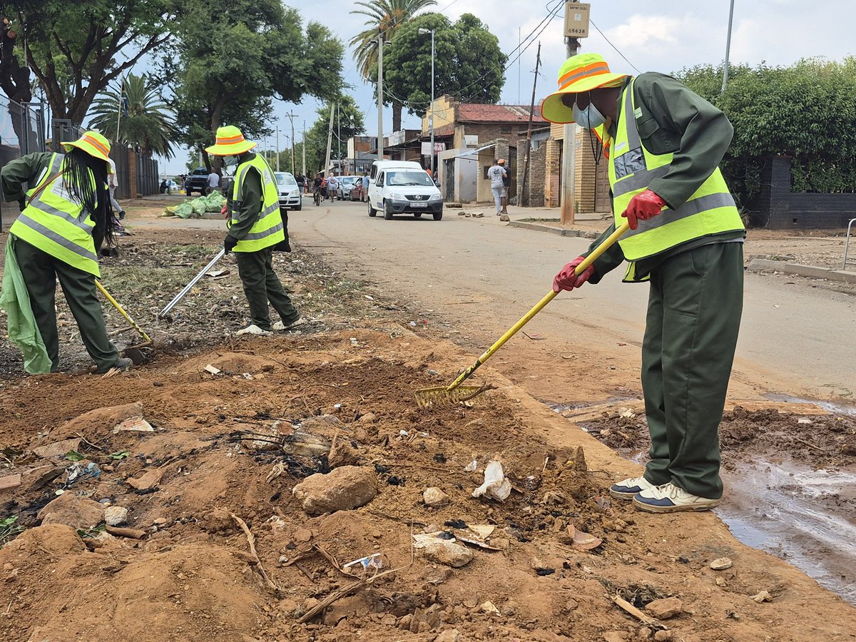 🤝 The Department has formally integrated a local organisation, previously cleaning Kliptown on a volunteering basis, into the EPWP Programme. This ensures their dedication is recognised, supported, &amp; sustained for the benefit of the community. #BathoPele #BKB #EPWP #GGT2030