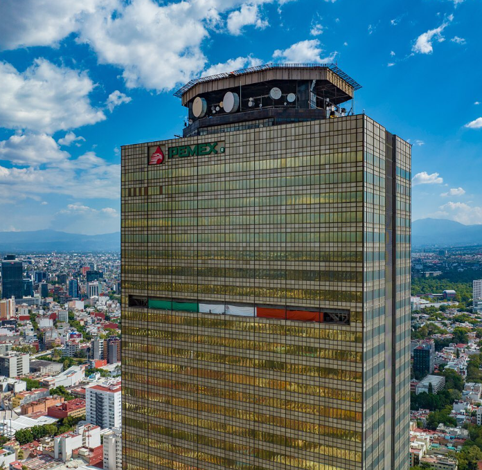 expomeih's tweet photo. PEMEX confirma su participación como aliado estratégico en Expo MEiH 2026, fortaleciendo el carácter multindustria de la primera Exposición de Transición Energética en México. ⚡🇲🇽

La paraestatal estará presente en las actividades más relevantes del evento:
• Conferencias del 1er Congreso Nacional de Transición Energética
• Comida de los 100 Líderes del Sector Energía
• Mesas de negocios y colaborativas
• Piso de exhibición con las principales empresas del país

Además, Víctor Ramírez Padilla, Director General de PEMEX, participará como invitado especial en la inauguración y como orador en la comida de Los 100 Líderes del Sector Energía. 🎙️✨

Expo MEiH reunirá 11 industrias clave: Petróleo, Gas, Electricidad, Renovables, Combustibles, Industria, Electromovilidad, Sostenibilidad, Aeronáutica, IA y Nuevas Tecnologías, y Mujeres en la Transición Energética.

🚀 Tu empresa puede estar en el mismo escenario donde participan los protagonistas del futuro energético e industrial de México.
👉 Asegura tu stand hoy y paga en enero.

📅 24–26 marzo 2026
📍 Expo Santa Fe, CDMX
📲 +52 55 7930 5414
📧 sales@energyindustryhub.mx
🌐 https://t.co/xU67QvB21i

#ExpoMEiH2026 #NetworkingB2B #IndustriaMexicana #TransiciónEnergética #ExpoSantaFe #EventosB2B #InnovaciónIndustrial #PetróleoYEnergía #OportunidadesDeNegocio #ExpoMEiH