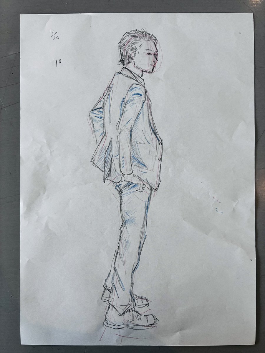 このクロッキー気に入ってる
赤で体のあたりとって青でシワを明確に取ってる
シワの観察に重きを置いてる