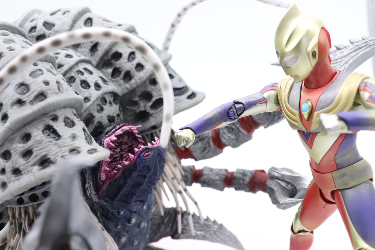 しかもS.H.Figuarts 真骨彫製法 グリッターティガを横に置くと、サイズ