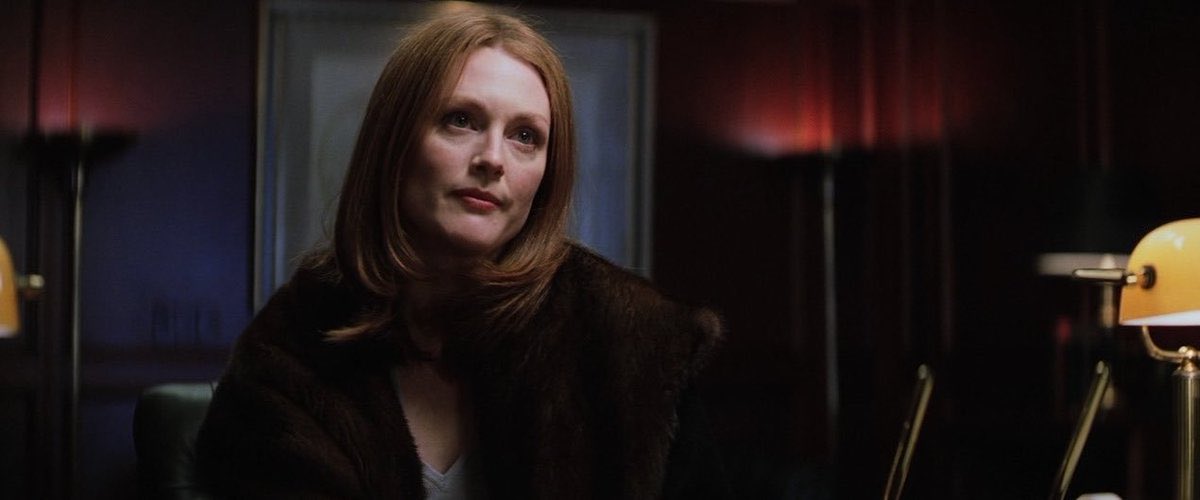 Baswa_'s tweet photo. J’ai vu le chef-d’œuvre “MAGNOLIA” de Paul Thomas Anderson. 

Le film déploie plusieurs intrigues qui semblent indépendantes mais qui résonnent subtilement entre elles. Les deux thèmes majeurs du film sont le regret et son lien profond avec l’amour, et aussi les traumatismes familiaux qui laissent des cicatrices durables sur toute une vie. 

Un autre thème marquant du film c’est le destin, certaines choses arrivent sans raison apparente. on ne peut pas tout contrôler dans sa vie, ni la façon dont on a été élevé, ni le milieu dans lequel on est né. Et PTA semble rappeler que nos trajectoires sont en partie façonnées par des forces qui nous dépassent. 

J’adore la fin du film, chaque personnage atteint son point de rupture, tous les récits arrivent simultanément à leur climax, et d’un coup l’impensable survient, une force extérieure vient bouleverser le cours des choses et redéfinir le destin de chacun 

C’était les 3 heures les plus rapides de ma vie. J’ai pas vu le temps passer.