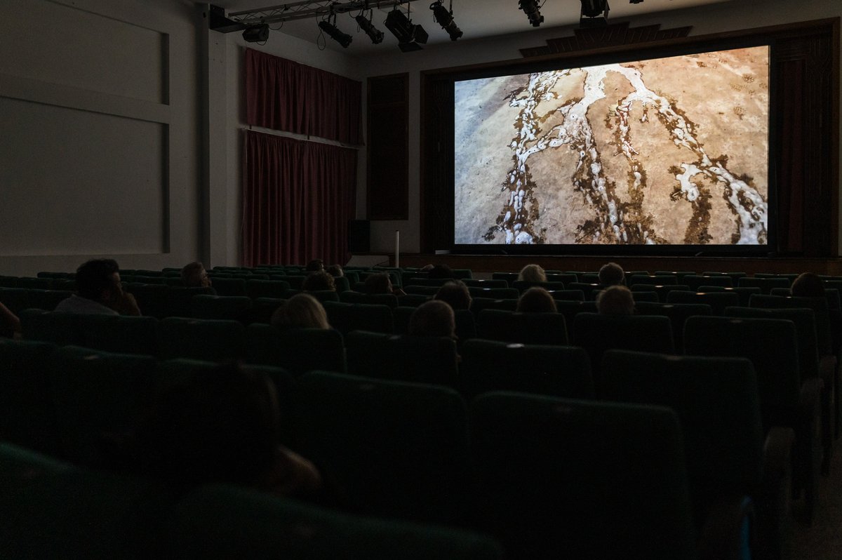 LaMuestra's tweet photo. ¡Así fue la proyección de ‘Rejeito’ en Haría! Contamos con la presencia de Davit Giménez para la presentación y el debate posterior a la proyección.

¡Muchas gracias a todos los asistentes! 📽️✨ https://t.co/QFIF06mk5J
