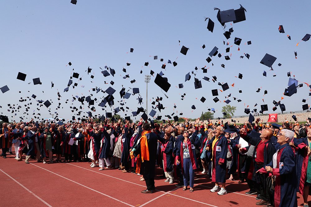 2024 OECD Raporuna göre Türkiye, üniversite mezunlarının işsizlik oranının genel işsizliğin üstünde olduğu tek Avrupa ülkesi oldu.