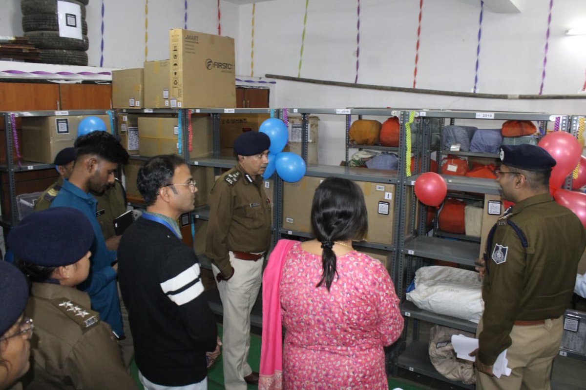 CP_Bhopal's tweet photo. 🚔 MP Police का बड़ा कदम-
टीटी नगर थाने में प्रदेश का पहला डिजिटल मालखाना शुरू।
#QR_Code आधारित स्मार्ट ट्रैकिंग से विवेचना संबंधी संग्रह, सुरक्षा और निगरानी अब होगी पूरी तरह पारदर्शी ।
यह पहल पुलिस–जनता के बीच भरोसा मजबूत करने की दिशा में एक ऐतिहासिक कदम है। https://t.co/j6hw368Xzg