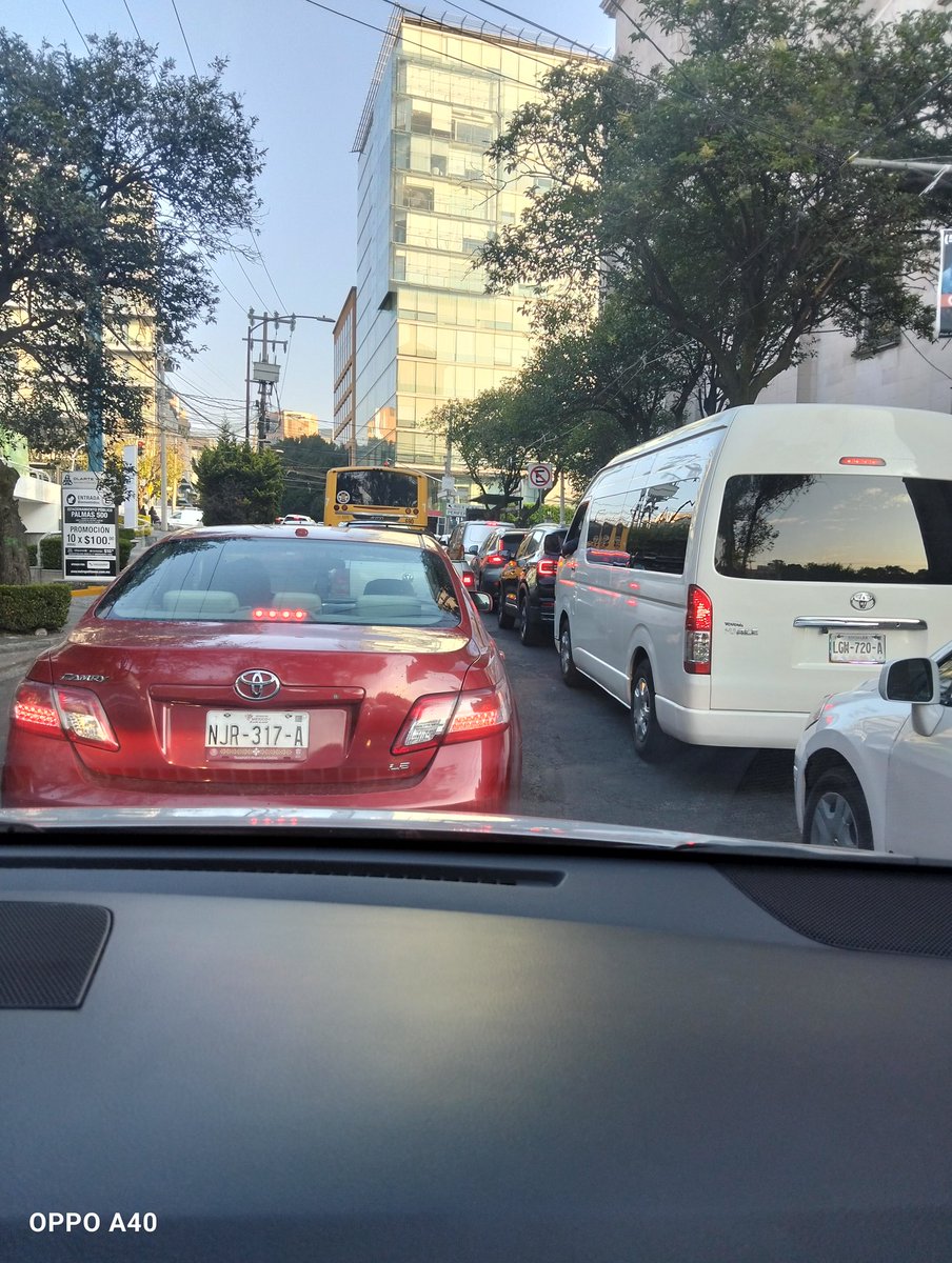 Alberto81568724's tweet photo. @AlcaldiaMHmx @UCS_GCDMX Parece que hasta se burlan de su autoridad. Todos los días lo mismo, el mismo coche invadiendo la calle para bajar sus cosas, sin importarle el tráfico que causa. Pero su autoridad es una burla. Es entre  Sierra Gamón y Av. Paseo de las palmas. https://t.co/ebYbKBesOu
