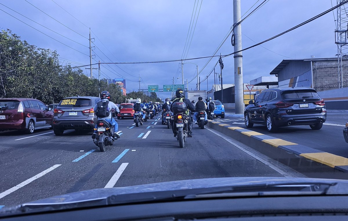 Les ponen la puta vía exclusiva y aun así se van en otro carril los mierdas