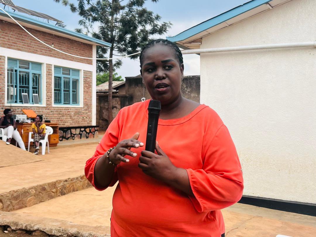BugeseraDistr's tweet photo. Vice Mayor ushinzwe imibereho myiza y’abaturage,  @YImanishimwe yashimiye @RwandaGender n’abafatanyabikorwa uruhare bagira mu kwita kuri gahunda zo guteza imbere imibereho y’abakobwa babyariye iwabo no kububakira ubushobozi hagamijwe kugira umuryango utekanye kandi ushoboye. https://t.co/DUr4Slnfdq