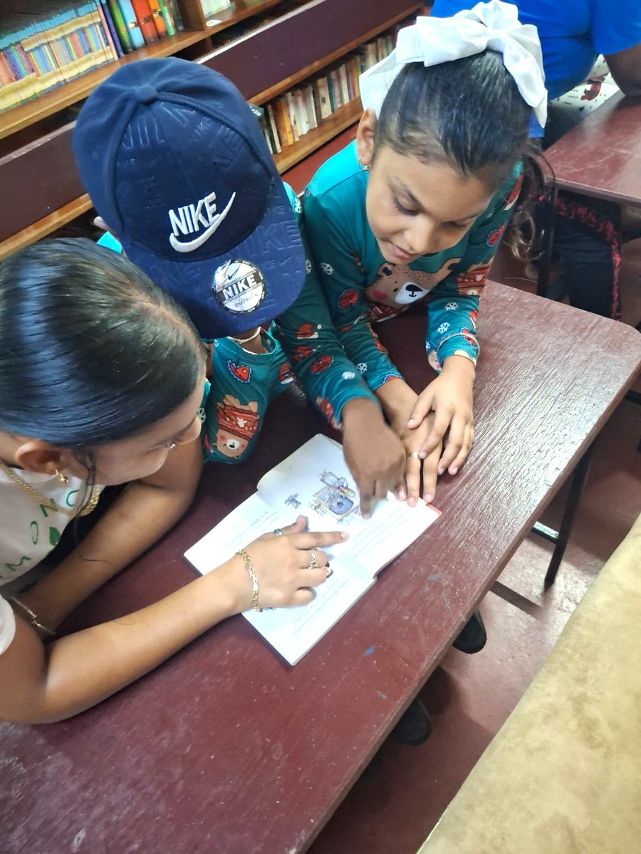 peacecorpguyana's tweet photo. No movie, no problem! 
#PeaceCorps Volunteer Eunice and her community partners hosted a "Reading Night" for students, families and other #community members. 
"We had games, student spotlights, crafts, and more!"
How fun! #PeaceCorpsGuyana #Service #Literacy #MakingLearningFun 🇬🇾 https://t.co/h57OXo0JRE