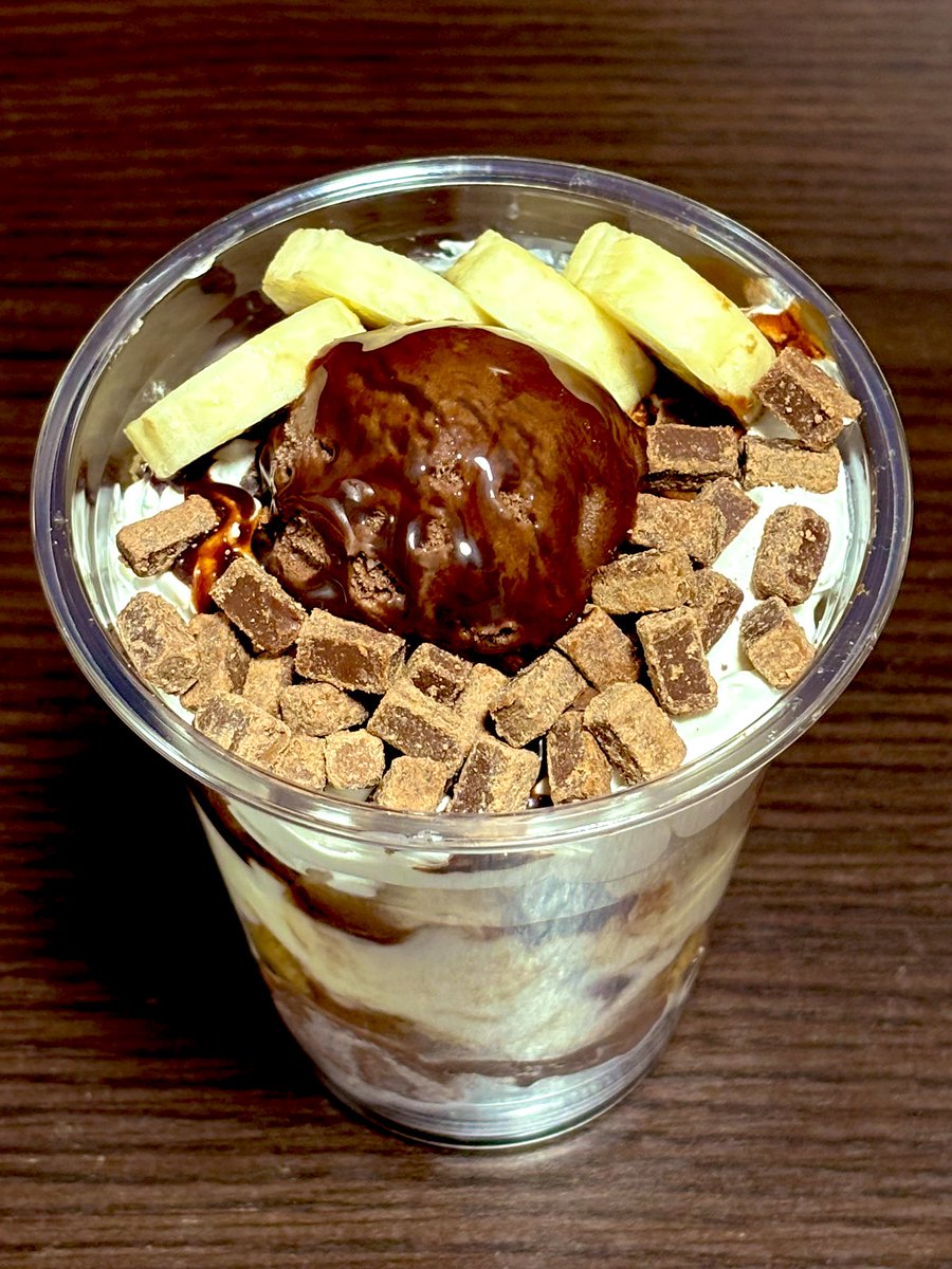 今日は🚀で夜パフェZiZiを頼みました😁 どんな商品も『丁寧』な印象は