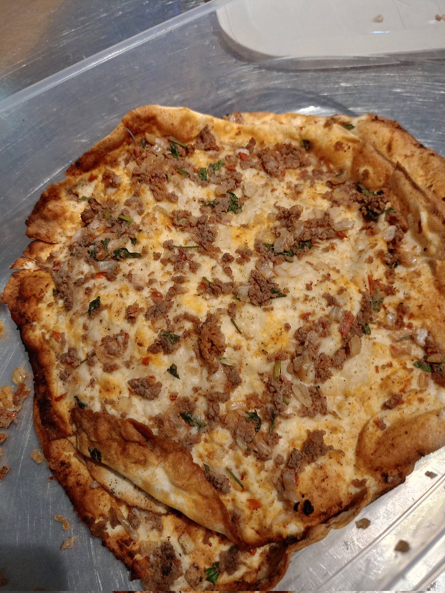 berfuoin's tweet photo. Bu nasıl lahmacun? Hamurun yanında etten bahsedilmiş sanırım https://t.co/zlZ49sfnW1