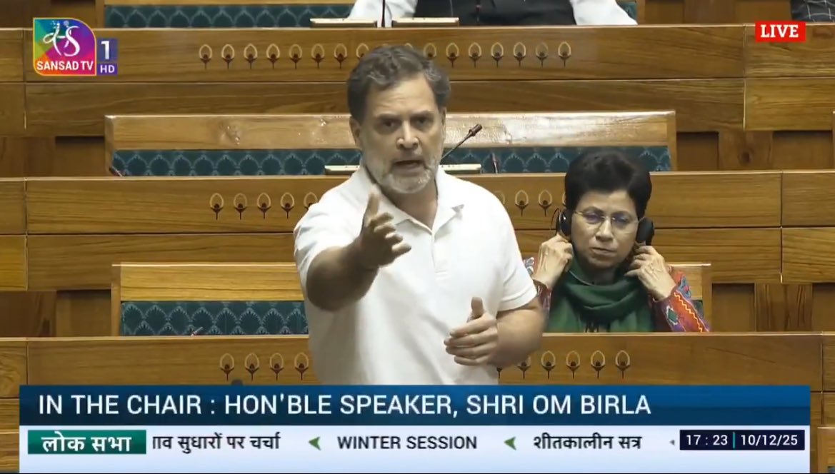 नेता प्रतिपक्ष राहुल गांधी ने चैलेंज दिया🚨

वोट चोरी को लेकर गृहमंत्री अमित शाह को नेता प्रतिपक्ष राहुल गांधी ने तीन प्रेस कॉन्फ़्रेंस में आमने सामने बहस करने की चुनौती दी। 

देखना है ये डिबेट कब होगी। 

राहुल गांधी अलग अंदाज़ में बोल रहे थे।