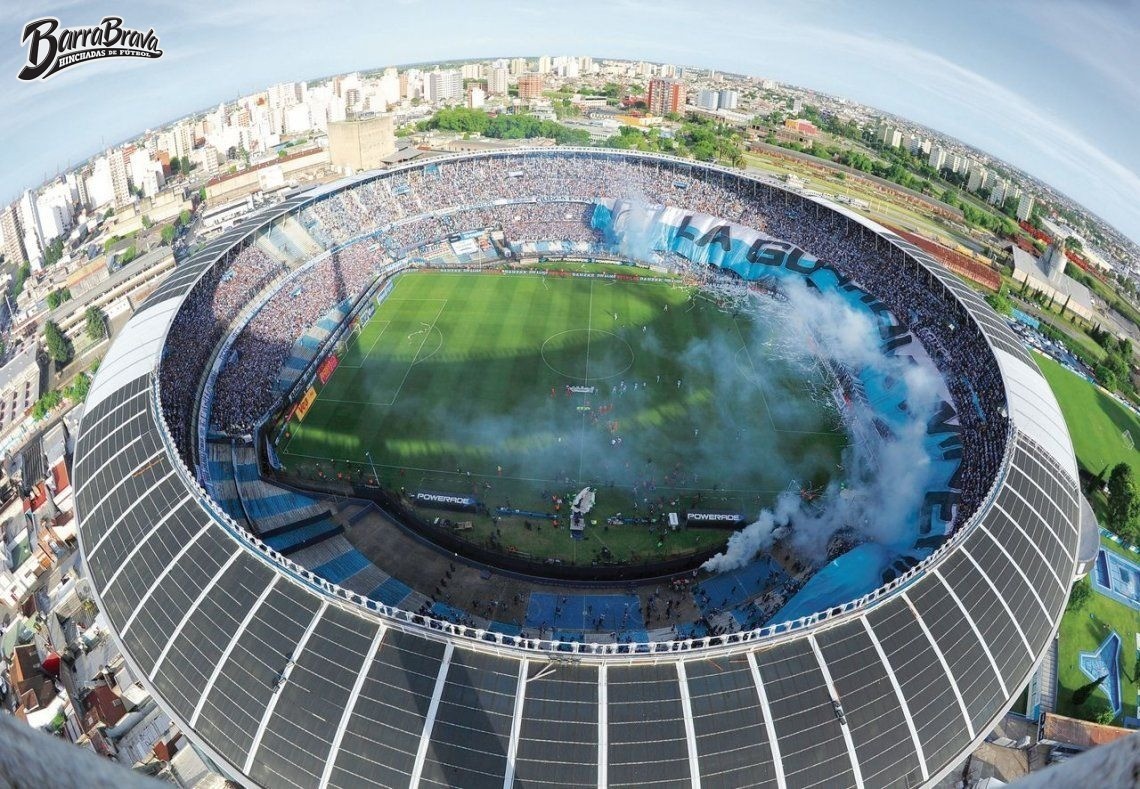 barrabrava_net's tweet photo. Entre los 10 encuentros con más público en el fútbol argentino, 6 fueron en El Cilindro de Racing. Y ninguno igualó la locura de Racing–Celtic en 1967: 120 mil almas, récord histórico. https://t.co/MQfagiluaB