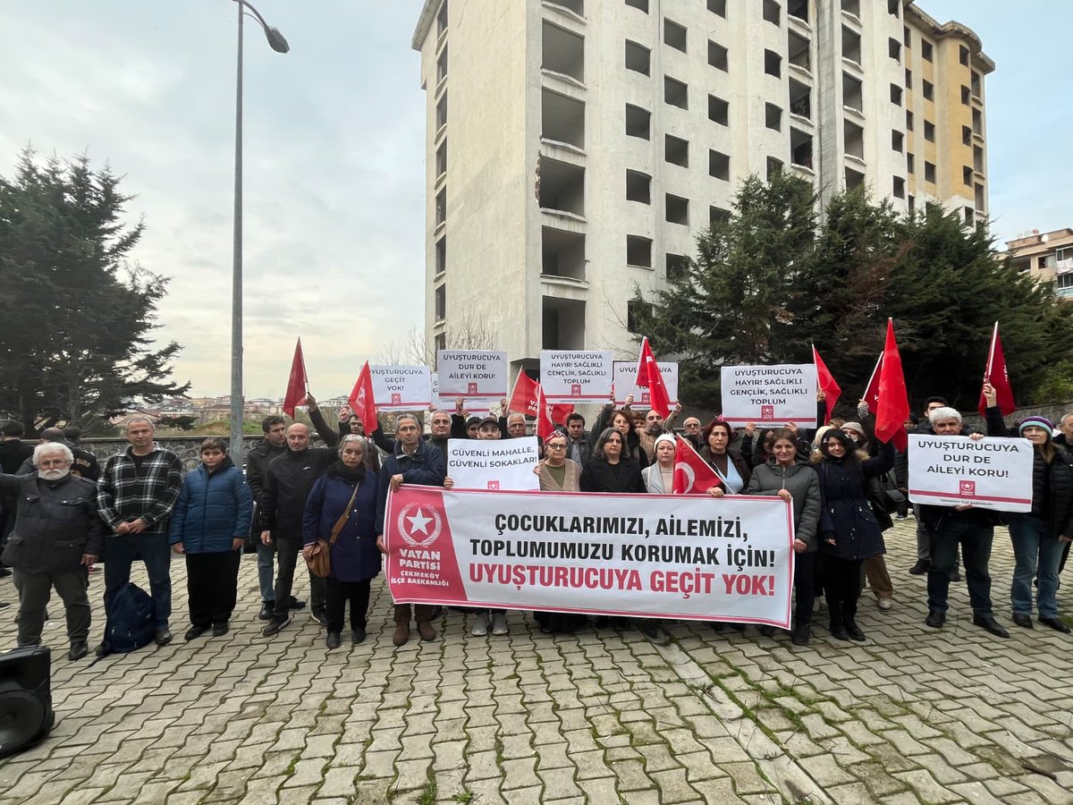 ŞEHİT POLİSİMİZ EMRE ALBAYRAK'A SÖZ VERİYORUZ!

UYUŞTURUCUYA GEÇİT YOK!

Çekmeköy'ümüzün Aydınlar Mahallesi'nde zehir tacirlerine, uyuşturucu satanlara, Devlet-Millet el ele vererek, meydanı dar edeceğiz!

Uyuşturucu baronlarının merkez olarak kullandığı metruk binalar derhal