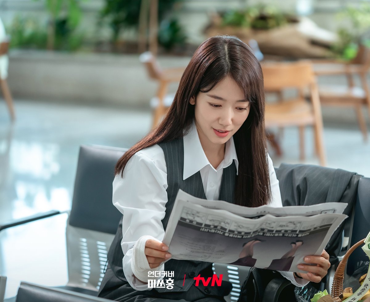 CJnDrama's tweet photo. 날카로운 미소의 엘리트💰 홍금보에서
어리바리 ‘미쓰홍’🌹 홍장미로 180도 변신 완료!

전혀 다른 스펙으로 증권사에
위장 취업한 홍금보 첫 스틸 공개✨

레트로 오피스 코미디 <언더커버 미쓰홍>
1/17 [토] 밤 9:10 첫 방송

#tvN #언더커버미쓰홍 #UndercoverMsHong
#박신혜 #고경표 #하윤경 #조한결
#같이달려tvN #스트리밍은TVING