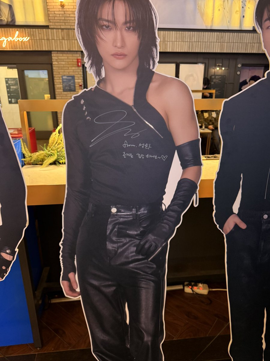 ソンファのパネルが無くなったと思ったらサインとメッセージが増えて