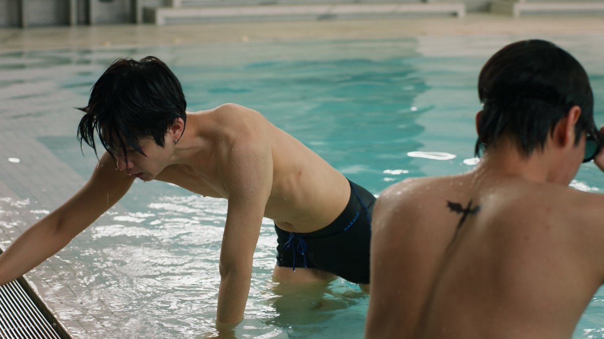 Nuchyfilm's tweet photo. ฉากแข่งว่ายน้ำ ส่งนักแสดงไปฝึกว่ายน้ำท่าสวยและถูกต้องใช้เวลาครึ่งวัน ถ่ายจริง แอคชั่น 10 วิเสร็จ จบ 
จริงๆ ฉากว่ายน้ำเป็นปัญหากับนักแสดงหนุ่มๆนะคะ ถ้าว่ายน้ำไม่สวย ไม่สง่า จะบ้งทันที เราต้องรีบกำจัดจุดอ่อนก่อนถ่ายค่ะ
#BurnoutSyndromeSeriesEP3 https://t.co/qCef7mGUzR