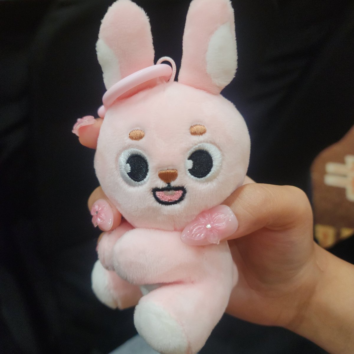 hari ini aku wisuda di jicc, senayan sesi siang ke sore, denimalz pil aku ilang pas bubaran yang nemuin tolong dm aku ya. terima kasih