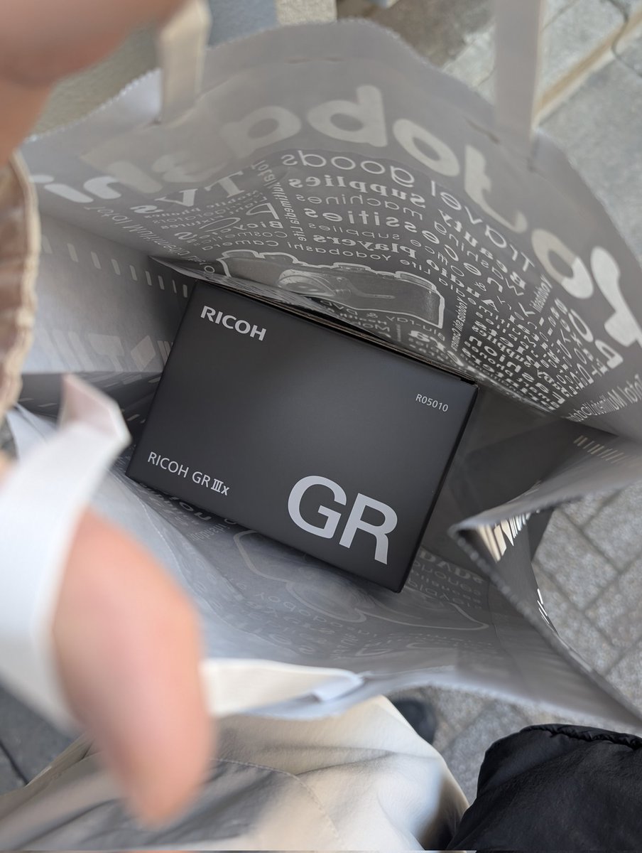 roomxxmst's tweet photo. やっと買えたよ😭
抽選外しまくって諦めてたからめっちゃ嬉しい！RICOH GRⅲx https://t.co/iL22D4LjqI