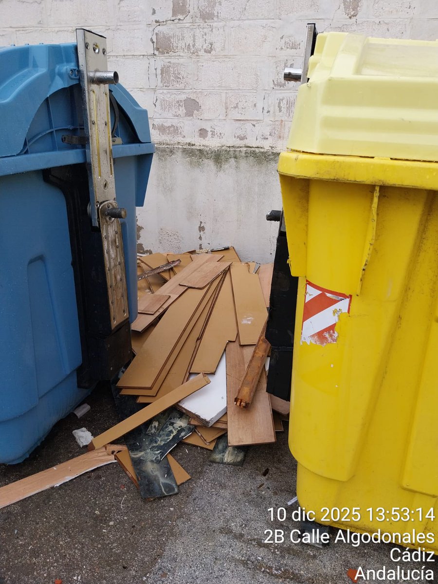 Zona franca esiste <a href="/brunog_cadiz/">Bruno García</a> <a href="/jctbcdz/">José Carlos Teruel</a> menos pá <a href="/LimpiamosCadiz/">Limpiamos Cádiz</a> que pasan todo los día por allí ar vertedero pero no ven estos mueble que llevan mese 
<a href="/CadizAbandonada/">Cádiz Abandonada</a>