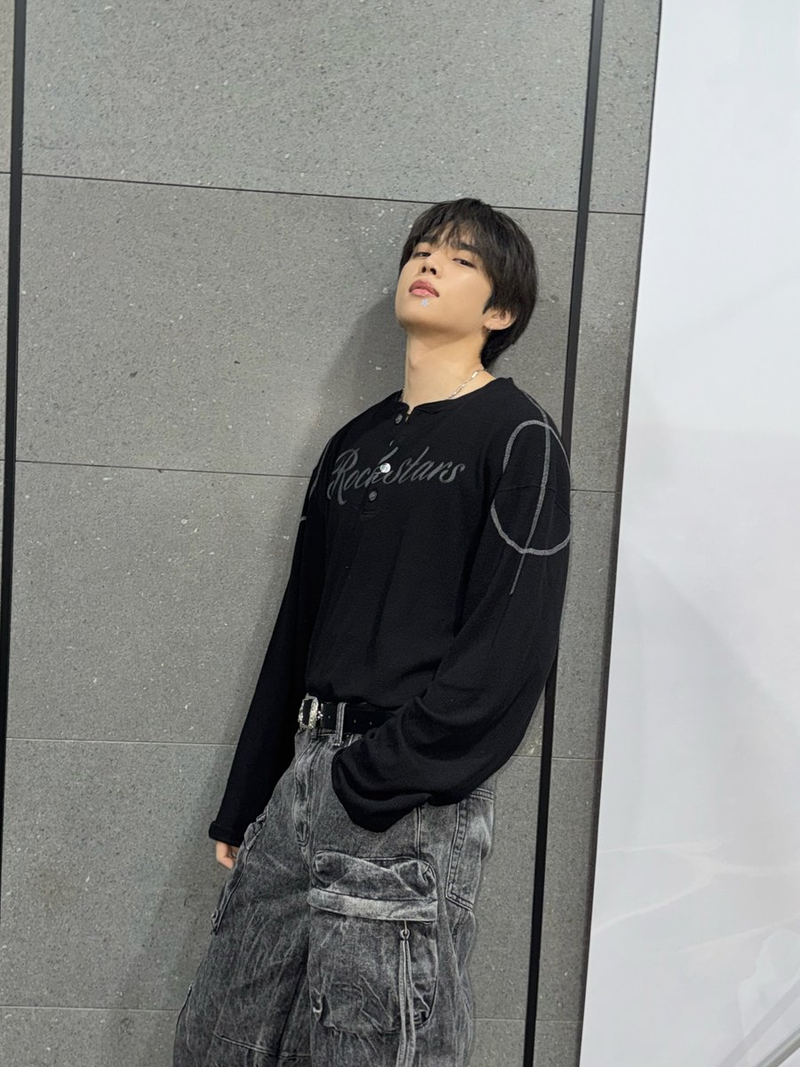 [📸] 선우 아이돌 라디오 시즌4 DJ 완료🦝 You call me 떤디✨ 떤디야🗣️‼️ 애교 가득 말랑한 모습으로 돌랑이 마음을 물고 간 아기 너구리 떤디😋 

#THEBOYZ #더보이즈 
#SUNWOO #선우