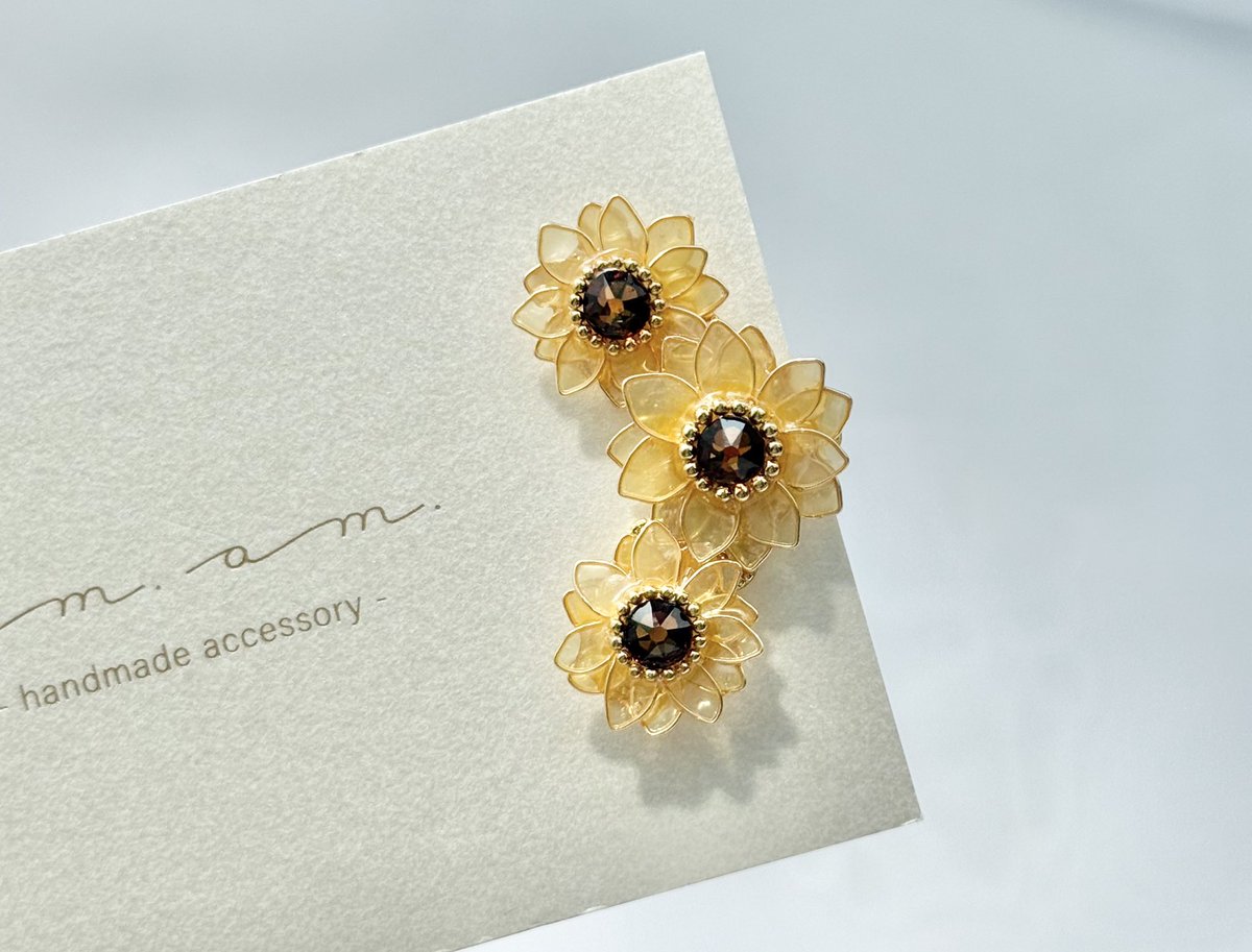 #今年も残りわずかなので今年一番伸びた作品を貼る

『 ひまわりのアクセサリー 』

春以降ポストを見ていただく機会が減ってしまいましたが、久しぶりにたくさんの方にご覧いただけて元気になれた作品です🌻