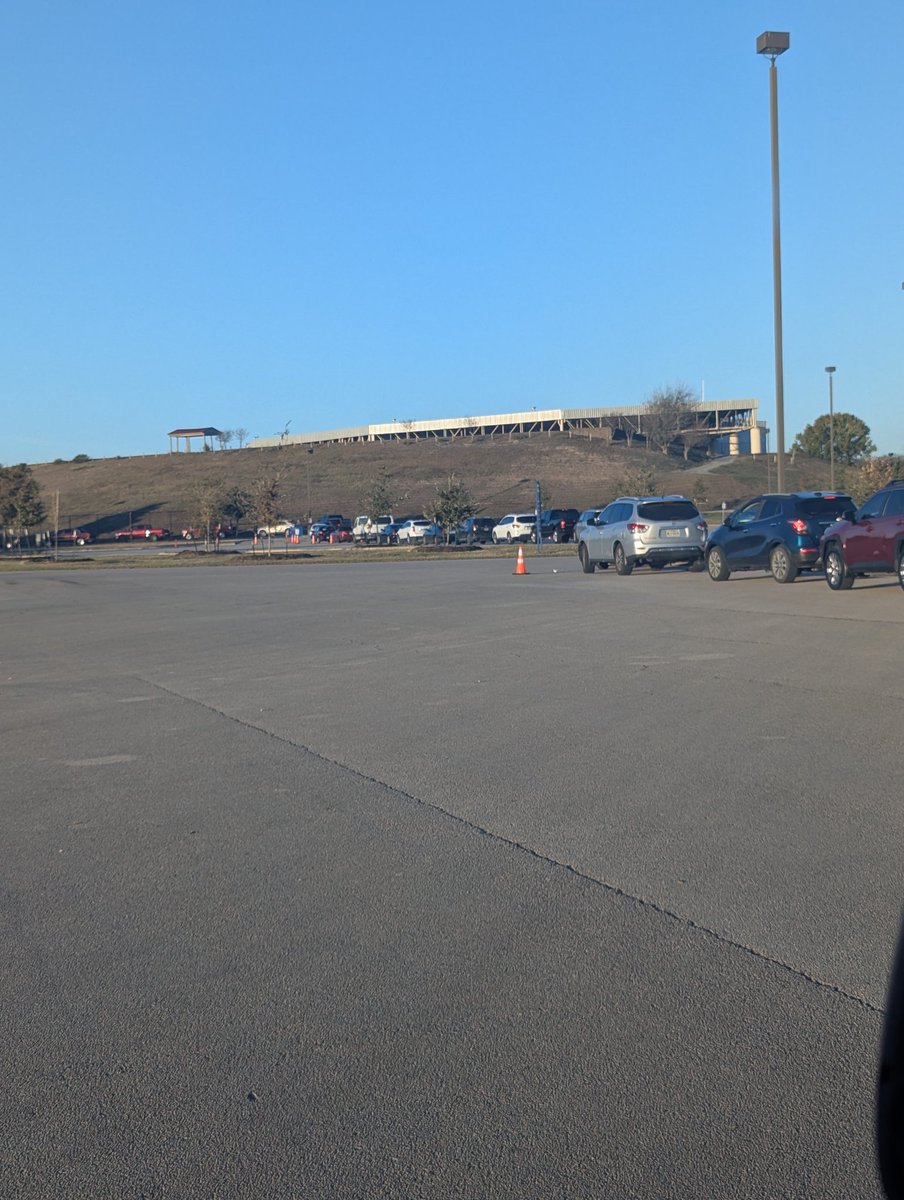 HowdyManHall's tweet image. Waiting in line for the food pantry to open. Thank God for resources such as this to help those in tough financial situations for one reason or another. #FoodPantry #WontGoHungry #Donations