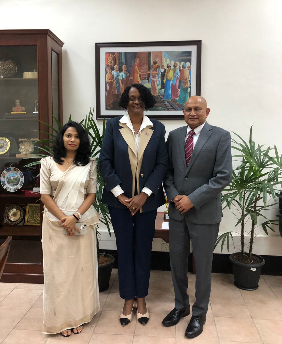 Nueva Embajadora designada de Cuba en Sri Lanka, Patricia Lázara Pego Guerra, presentó al Sr. Rohana Ambagolla, jefe de Protocolo de la Cancillería, las Copias de Estilo como Embajadora Extraordinaria y Plenipotenciaria de Cuba en la República Democrática Socialista de Sri Lanka.