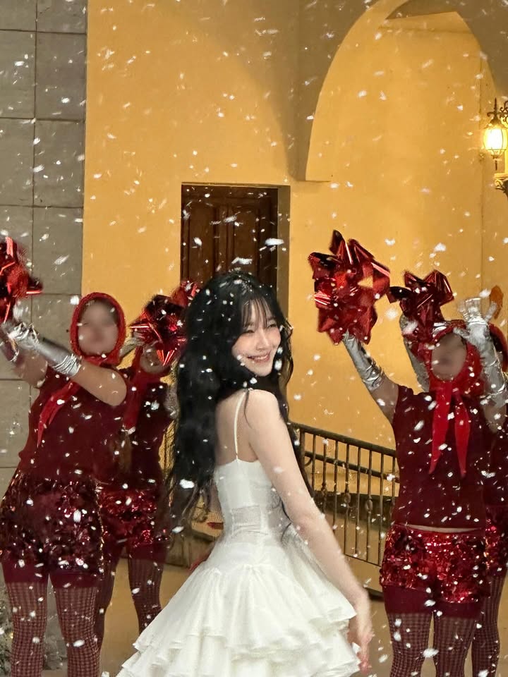 jihefn's tweet photo. Snow g̶̶i̶̶r̶̶l̶̶i̶̶e̶̶s̶ more like snow princess; We brought an early gift for our beloved flover! Please keep streaming the mv!❄️❄️❄️ https://t.co/iLGI9U3v0K