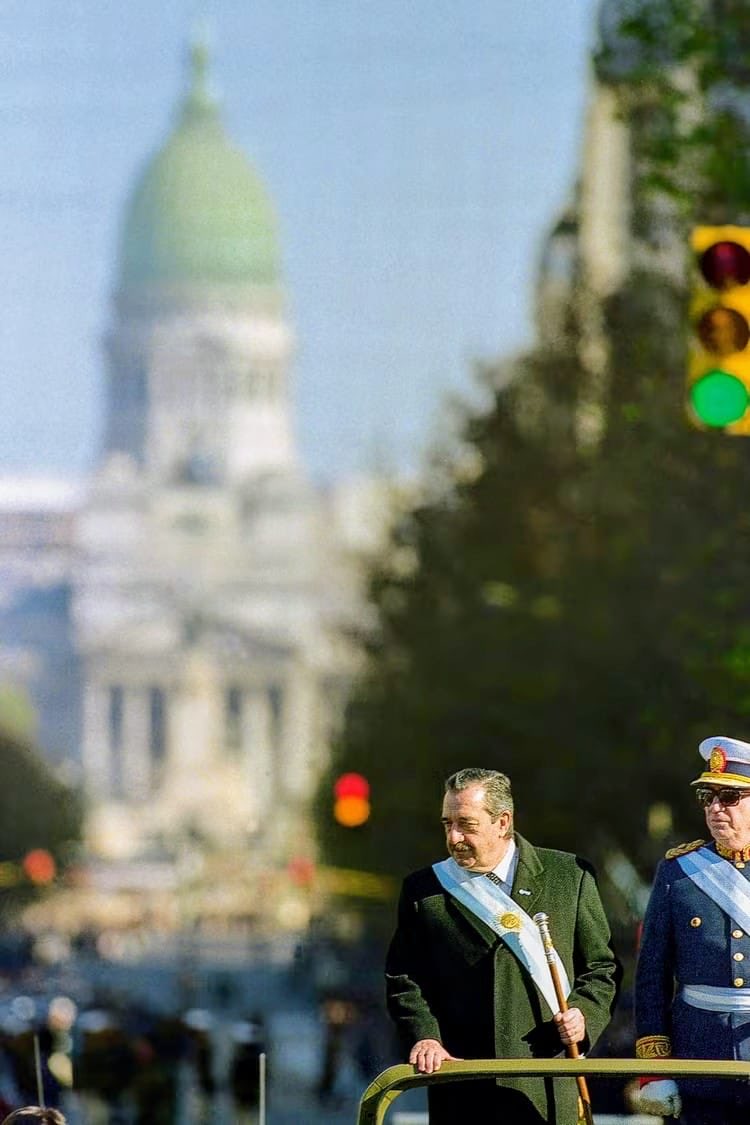 El regreso a la democracia nos devolvió la voz y el espacio para el debate, la participación y la defensa de nuestros derechos. Raúl Alfonsín recordó siempre que la democracia exige responsabilidad y trabajo cotidiano. Cuidarla es nuestro deber, para que lo que logramos con