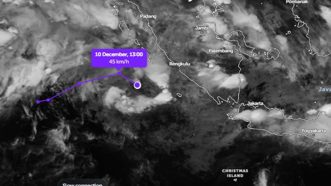 Berubah arah mendekati Selat Sunda