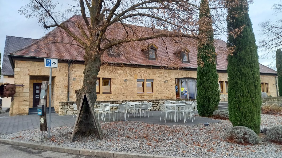 robotmakersgmbh's tweet photo. At Weinbau 4.0 network event on Monday, our partner Intech presented the novel viticulture robot powered by RM🚀
The machine can be equipped with a sprayer or a mulcher for automated treatment of vines🍇
Most important: also under Viti-PV installations which shadow GPS signal🦾 https://t.co/jQHcwgCdrO