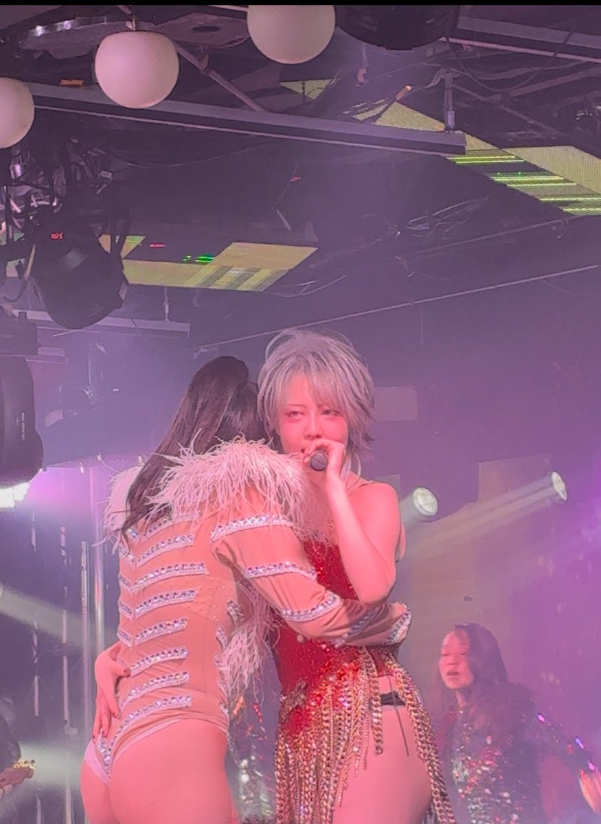 tepedayoo's tweet image. 25.12.8

ききちゃん㊗️4周年
声とキャラクター性とは裏腹に
力強いVoiceの歌唱とクールな演技を
しっかりと魅せてくれる逸材
ラブファントムはとにかく圧巻だったし
普段見れない👑姿も拝むことができ
たぶん地元の商店街語れるし
そろそろ逆光不足だからまた聴きにいく🦥

#partyon 
#バーレスク東京