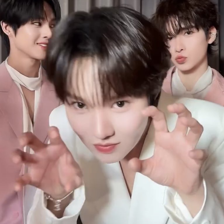 ใครเอาลูกแงวมาเล่นกล้องน่ะ