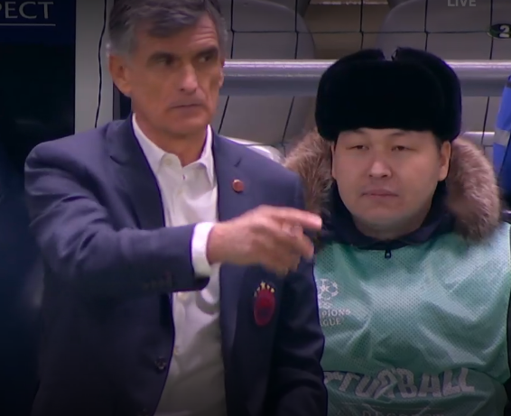 Ντόπιος : Γούνινο καπέλο ΕΣΣΔ, ενισχυμένο μπουφάν με γούνινη κουκούλα, αντιανεμικό.

Μεντιλίμπαρ: Σακάκι - πουκαμισάκι- Μάιος στη Μαγιόρκα.
Δεν νιώθει.

#OlympiacosFC