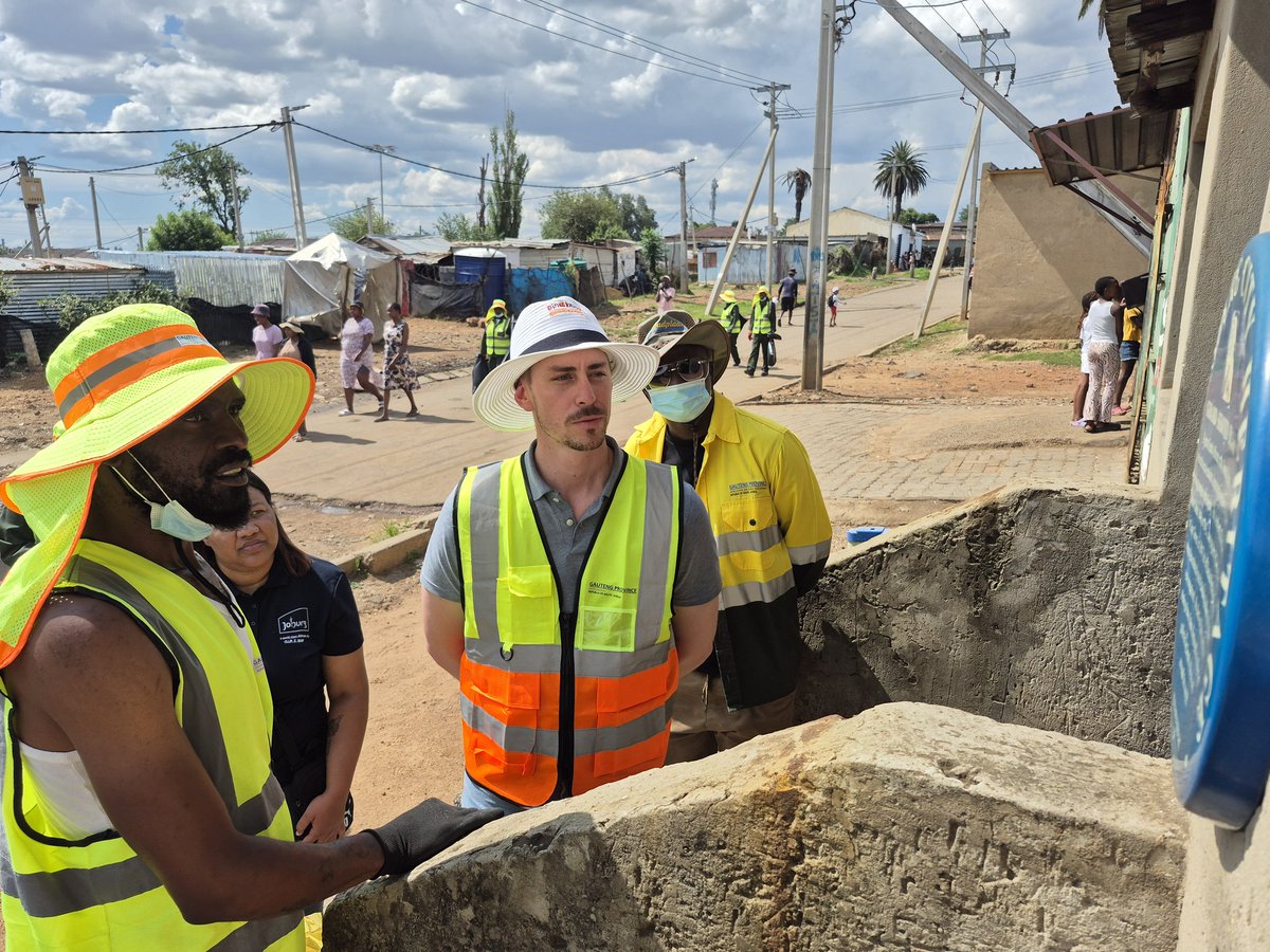 TheeEwanBotha's tweet photo. 🔄 MEC Botha continued walkabouts and community interactions in Kliptown this afternoon, ensuring service delivery efforts are fair, visible, and centred on restoring dignity.
#ServiceDeliveryInAction #EPWP #CleanGauteng #GPEnvironment #GrowingGautengTogether #BathoPele #BKB https://t.co/II3J3ngeUH