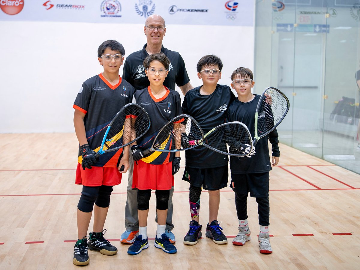 📌 Un buen grupo de racquetbolistas azuayos viven al máximo el XXXVI Campeonato Mundial Juvenil de Racquetball en Santo Domingo, República Dominicana, que se disputa hasta este domingo 13 de diciembre.
📍Más información:
▶️facebook.com/Fedeazuay/post…
✅#FDACunaDeCampeones
