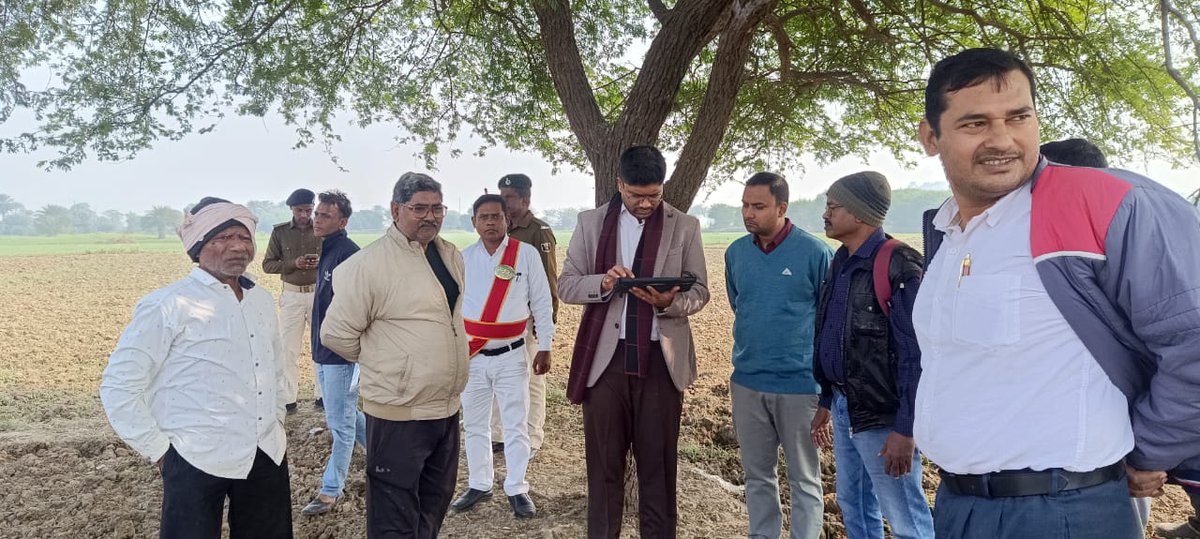 मुंगेर-मोकामा फोरलेन परियोजना हेतु किए जा रहे जमीन मापी की आज डीएम, मुंगेर निखिल धनराज निप्पाणीकर द्वारा स्थलीय निरीक्षण कर मापी का जायजा लिया गया। उन्होंने स्थानीय रैयतों से बात कर समस्याएं भी सुनी। उन्होंने कहा कि आप सभी जिला प्रशासन का सहयोग करें, जिला प्रशासन आपके साथ है।