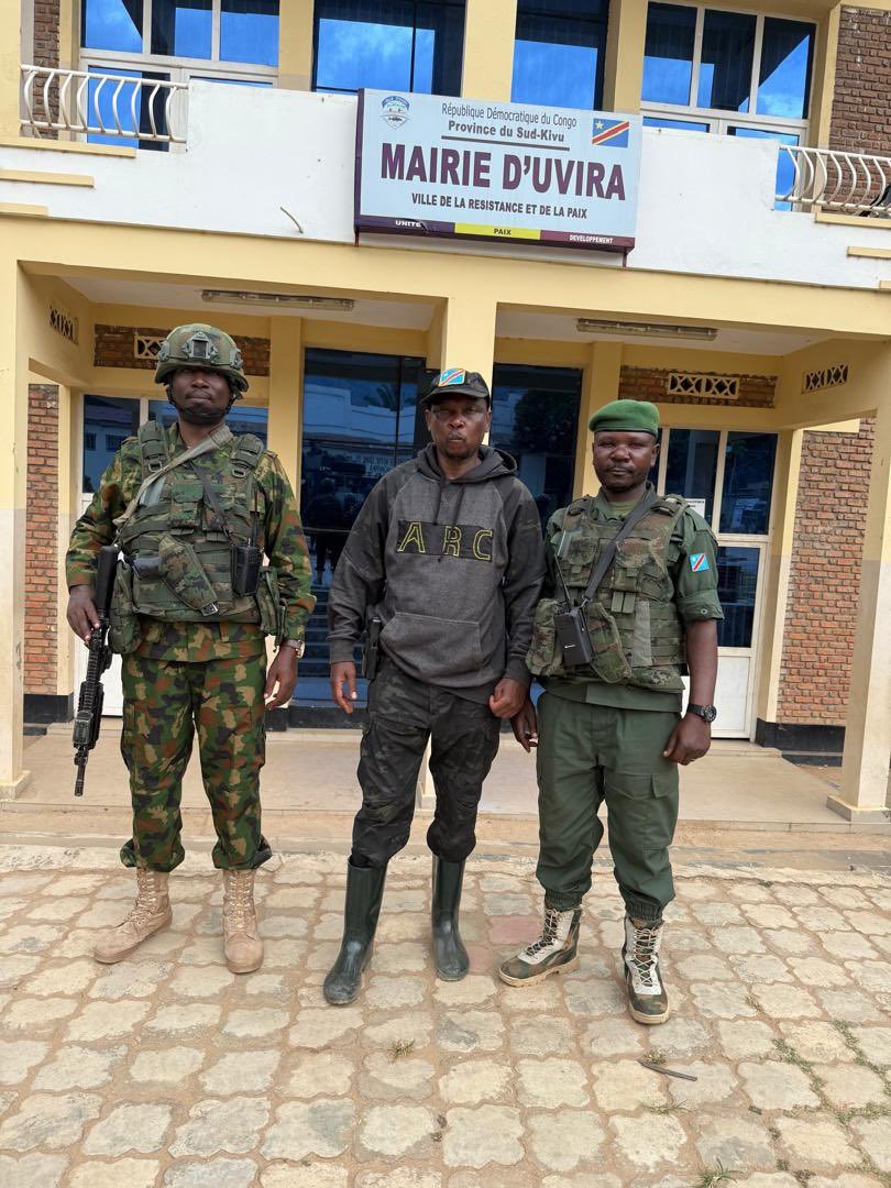 La foto esperada: el teniente coronel y portavoz del M-23 <a href="/WillyNG0MA/">Willy NGOMA</a> frente al ayuntamiento de Uvia. Más gordo, algo más viejo y menos divertido que cuando entraron en Goma. Pero ahí está; él siempre llega después #RDC