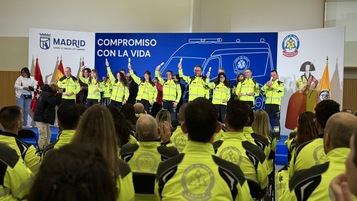 SAMUR_PC's tweet photo. Hoy hemos dado la bienvenida a los 101 Técnicos en Emergencias Sanitarias #TES que se incorporan a nuestro servicio tras un largo y duro proceso selectivo.

Bienvenidos a la familia de SAMUR-Protección Civil! https://t.co/SlIrVZdSxl