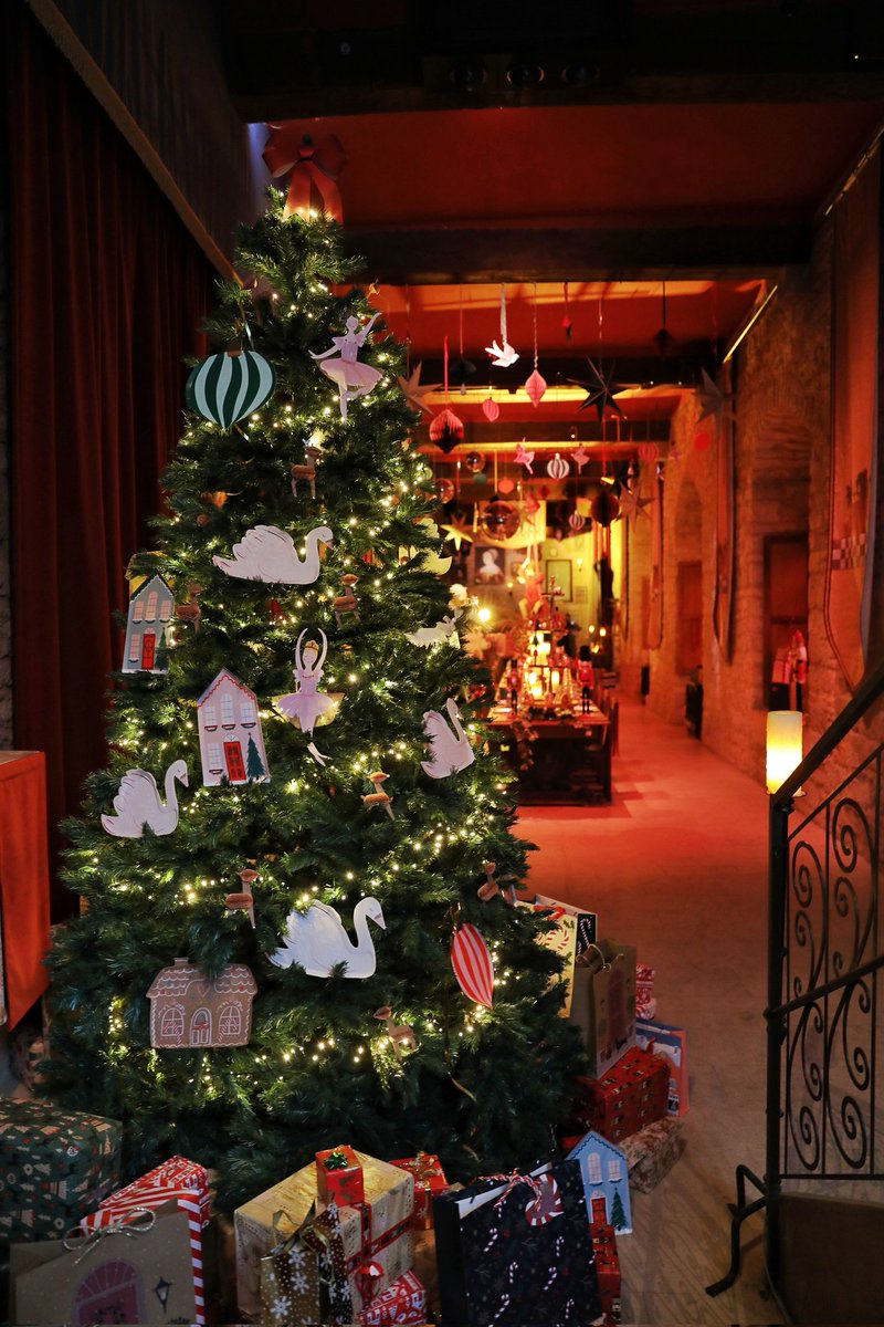 🔴 𝗝-𝟭𝟬 ! 🎄
Plus que 10 jours avant le début des #VacancesdeNoel ! À partir du samedi 20 décembre, préparez-vous à venir rêver au château fort de Sedan, entièrement décoré pour l'occasion ! ✨️

🌐 bit.ly/SedanNoel2025