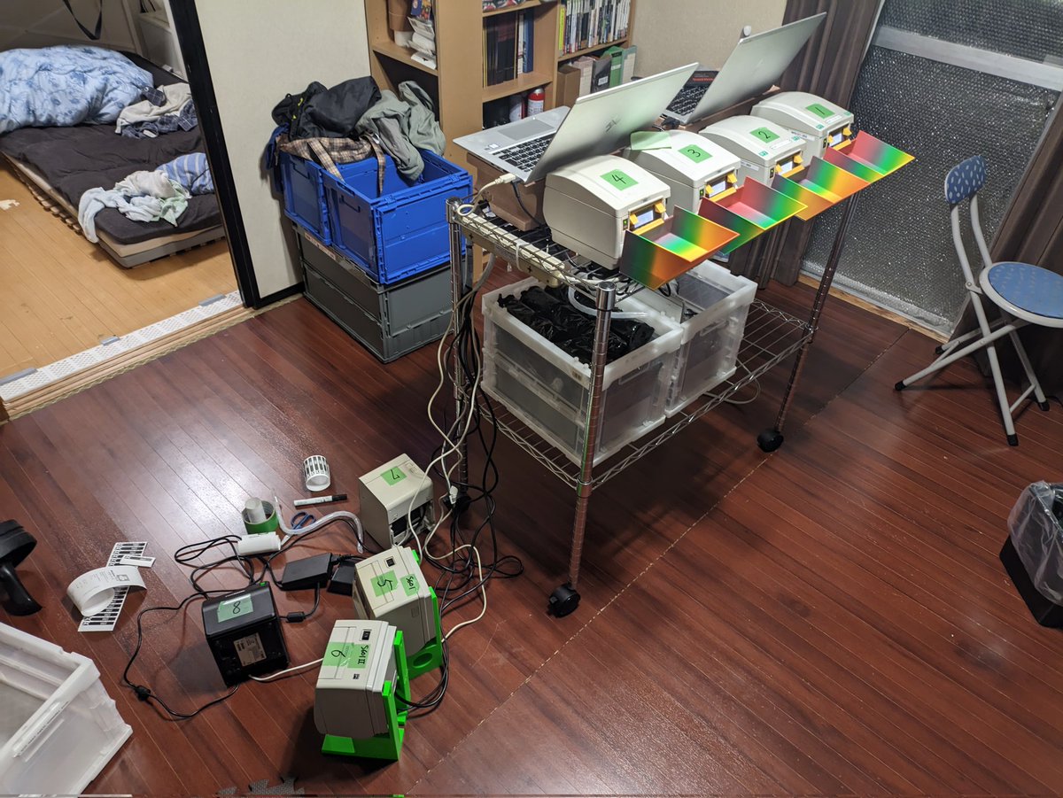 JMoFに向けて、ラッフルプリンタを設定中。今回はプリンタ8台構成にしたので配線がぐちゃぐちゃ。これで少しは当日の待ち時間解消できるはず。