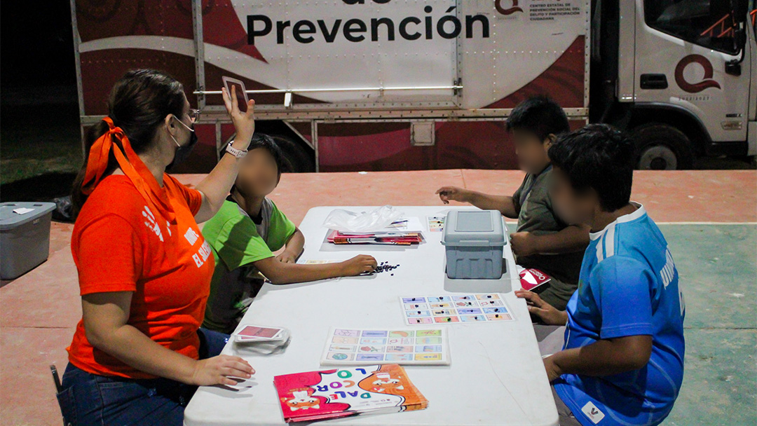 CEPSQROO's tweet photo. En seguimiento a los 16 días de activismo, el Secretariado Ejecutivo del Sistema Estatal de Seguridad Ciudadana a través del Centro Estatal de Prevención del Delito y Participación Ciudadana llevó el CINEMOVIL NARANJA a la colonia Mártires de Antorchistas. https://t.co/VXCKWOaXv0