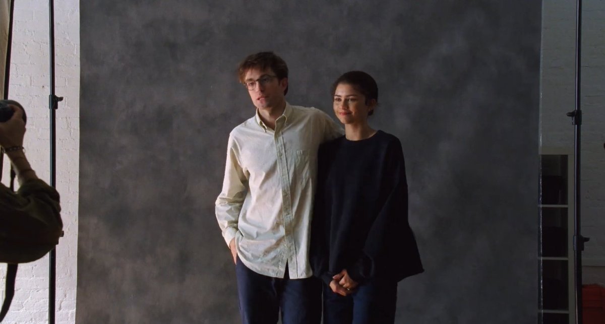 ตัวอย่างแรก "The Drama" หนังเรื่องใหม่ของ A24 นี่ tease ไปนะะ 55555555555 แต่คิดว่ามีไรมากกว่าหนังรักธรรมดา
.
พล็อตสั้นๆที่ปล่อยออกมา  "ไม่กี่วันก่อนงานแต่ง คู่รักคู่หนึ่งต้องเผชิญความสั่นคลอนครั้งใหญ่ เมื่อฝ่ายหนึ่งบังเอิญพบความจริงบางอย่างที่น่าหวั่นใจเกี่ยวกับอีกคน"  
.