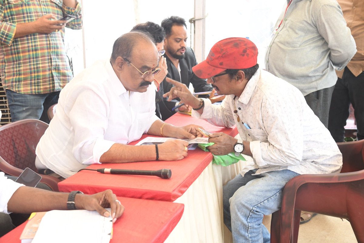 JanaSenaParty's tweet photo. జనసేన పార్టీ కేంద్ర కార్యాలయం, మంగళగిరిలో బుధవారం నిర్వహించిన జనవాణిలో - రాష్ట్రంలో వివిధ ప్రాంతాలకి చెందిన వారు తమ సమస్యలను వివరించారు. వారి నుంచి తాడేపల్లిగూడెం ఎమ్మెల్యే, ప్రభుత్వ విప్ శ్రీ @BolisettiSrinu అర్జీలు స్వీకరించారు. ఈ కార్యక్రమంలో హస్తకళల అభివృద్ధి సంస్థ డైరెక్టర్ శ్రీ ఆర్ డి ఎస్ ప్రసాద్, శ్రీ దుర్గామల్లేశ్వర స్వామి దేవస్థానం ట్రస్ట్ బోర్డ్ సభ్యురాలు శ్రీమతి ఠాకూర్ పద్మావతి, లీగల్ సెల్ ప్రతినిధులు శ్రీ కాకి స్వామి, శ్రీ గుండా శ్రీనివాసరావు పాల్గొన్నారు.