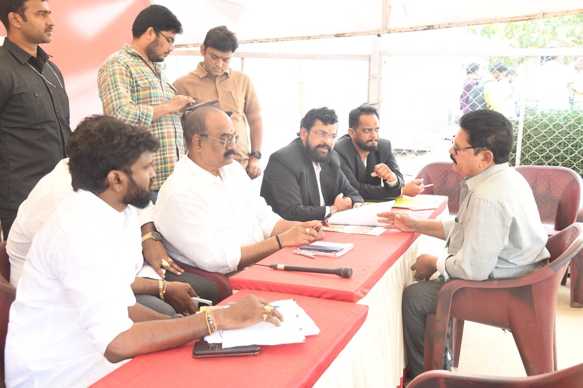 JanaSenaParty's tweet photo. జనసేన పార్టీ కేంద్ర కార్యాలయం, మంగళగిరిలో బుధవారం నిర్వహించిన జనవాణిలో - రాష్ట్రంలో వివిధ ప్రాంతాలకి చెందిన వారు తమ సమస్యలను వివరించారు. వారి నుంచి తాడేపల్లిగూడెం ఎమ్మెల్యే, ప్రభుత్వ విప్ శ్రీ @BolisettiSrinu అర్జీలు స్వీకరించారు. ఈ కార్యక్రమంలో హస్తకళల అభివృద్ధి సంస్థ డైరెక్టర్ శ్రీ ఆర్ డి ఎస్ ప్రసాద్, శ్రీ దుర్గామల్లేశ్వర స్వామి దేవస్థానం ట్రస్ట్ బోర్డ్ సభ్యురాలు శ్రీమతి ఠాకూర్ పద్మావతి, లీగల్ సెల్ ప్రతినిధులు శ్రీ కాకి స్వామి, శ్రీ గుండా శ్రీనివాసరావు పాల్గొన్నారు.