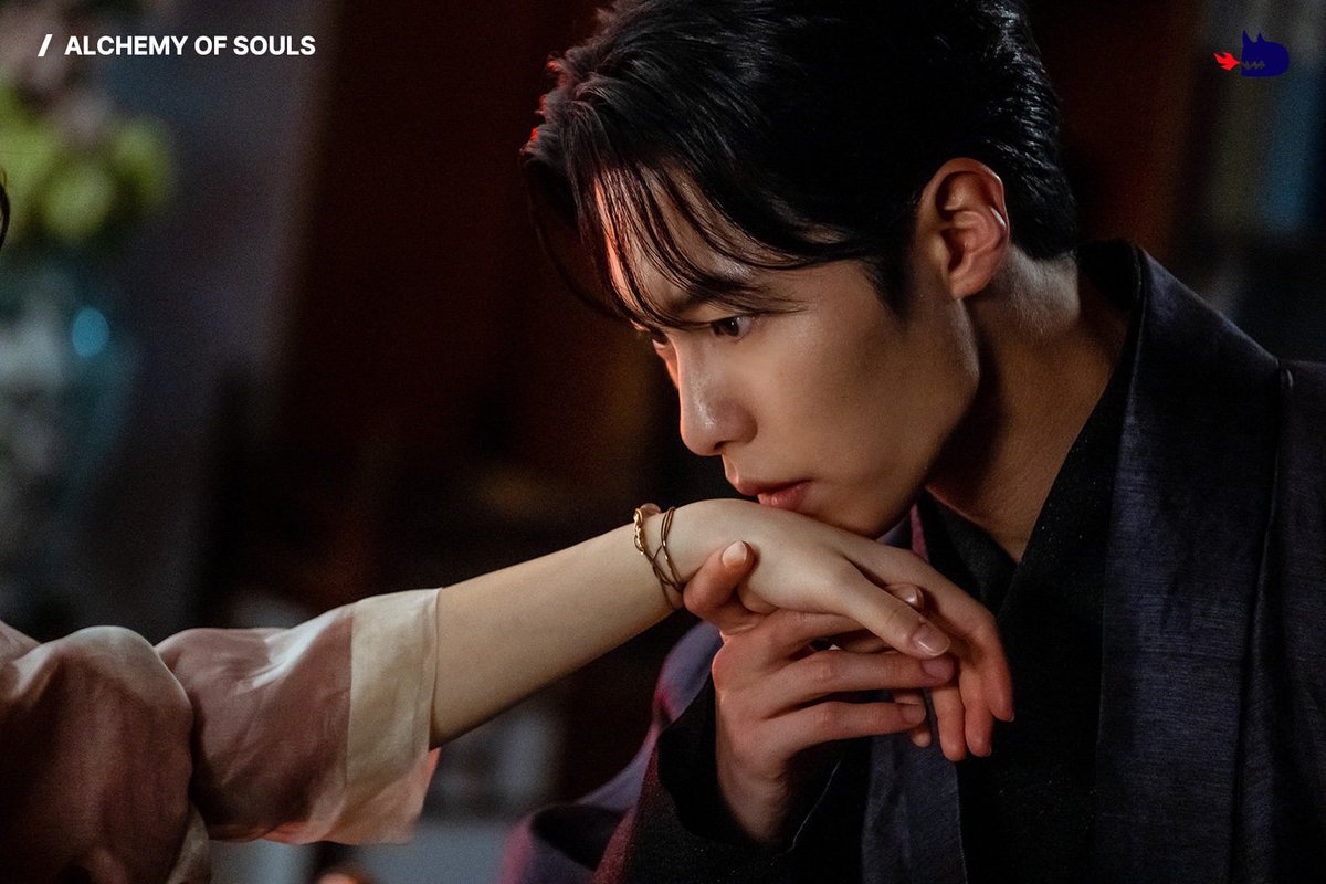 leejaewookrec's tweet image. 20251210 studiodragon.official

Even after 3 years, I go insane when it turns off.
I just pine for you—that’s why I came back to watch #AlchemyofSoulsLightandShadow💖

#이재욱 #LeeJaeWook